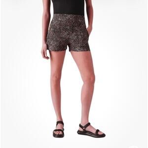 Athleta Trekkie North Mid Rise 3.5" Shorts Black Print Size 6 Hiking Outdoors
